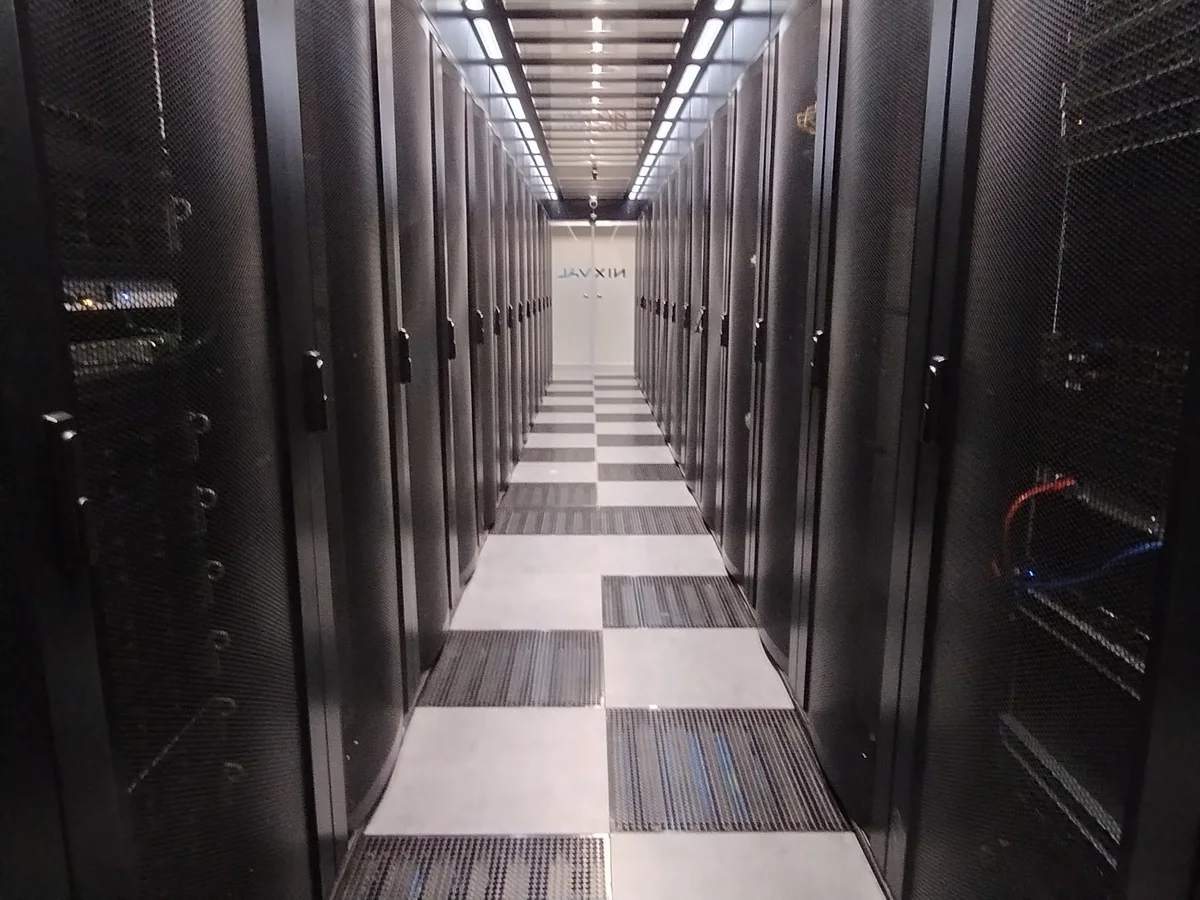 Pasillo del centro de datos con filas de racks de servidores